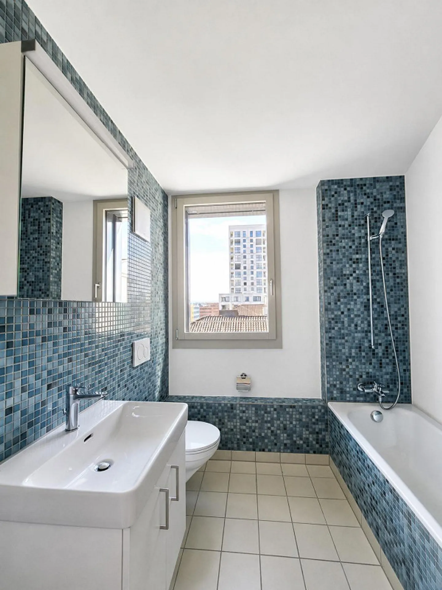 Sun-drenched 4.5-room penthouse apartment with 81 m² terrace - Photo 8 of 13