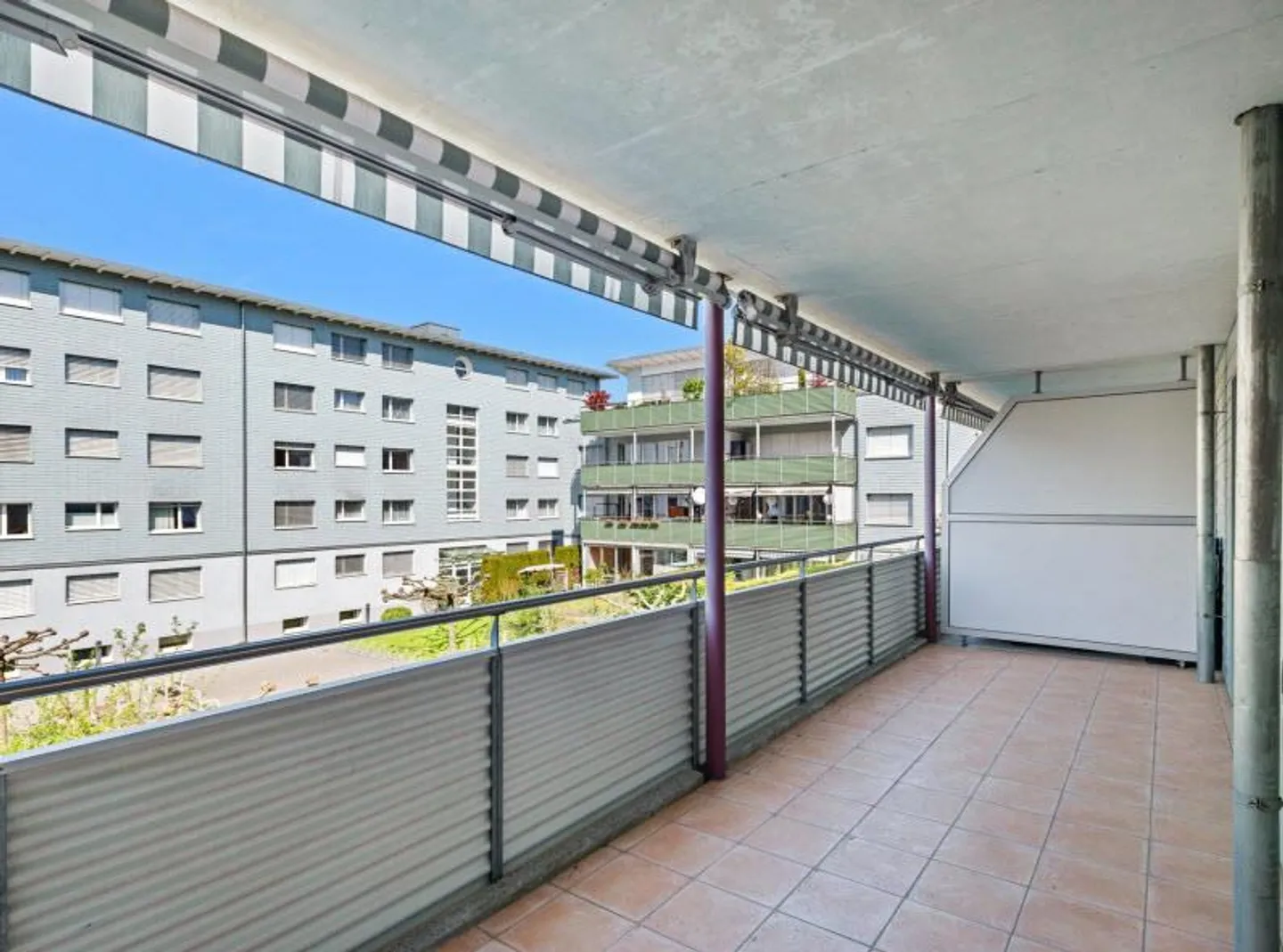 Moderno appartamento 2.5 locali con balcone a Rotkreuz - Foto 1 di 7