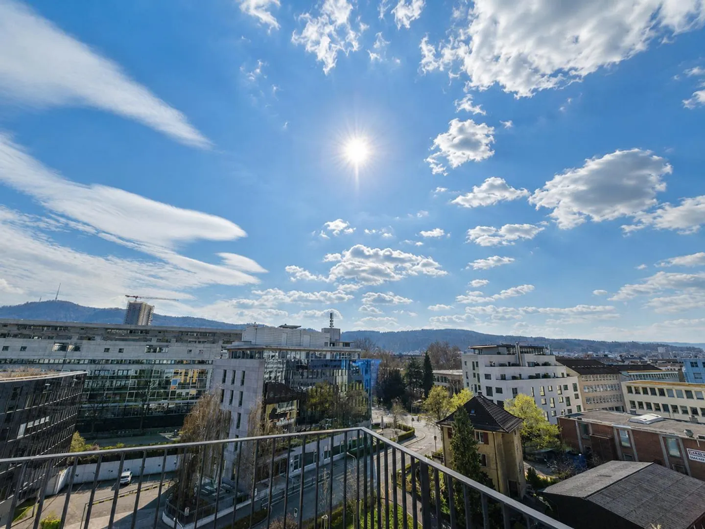 Sun-drenched 4.5-room penthouse apartment with 81 m² terrace - Photo 10 of 13