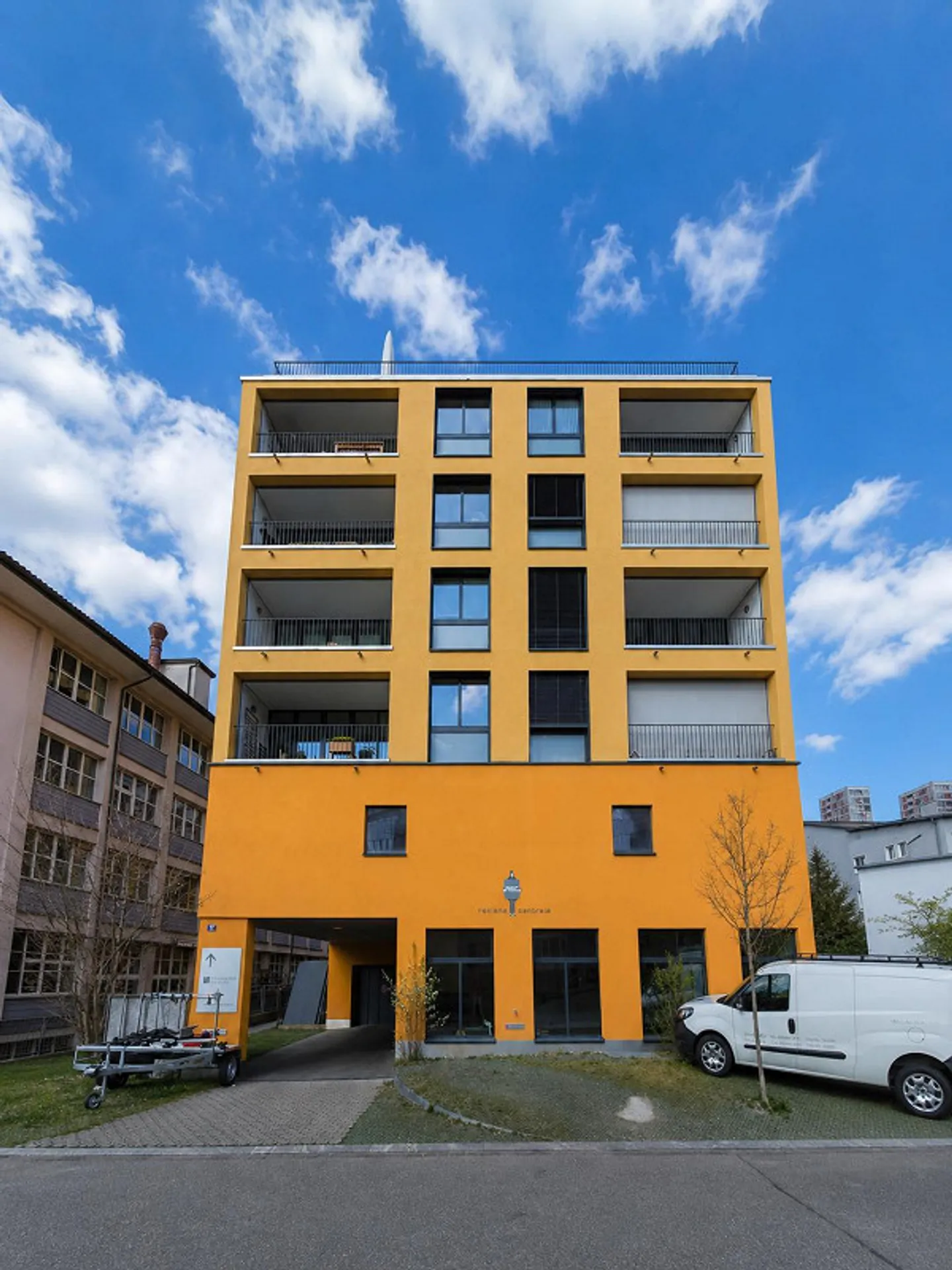 Sun-drenched 4.5-room penthouse apartment with 81 m² terrace - Photo 12 of 13