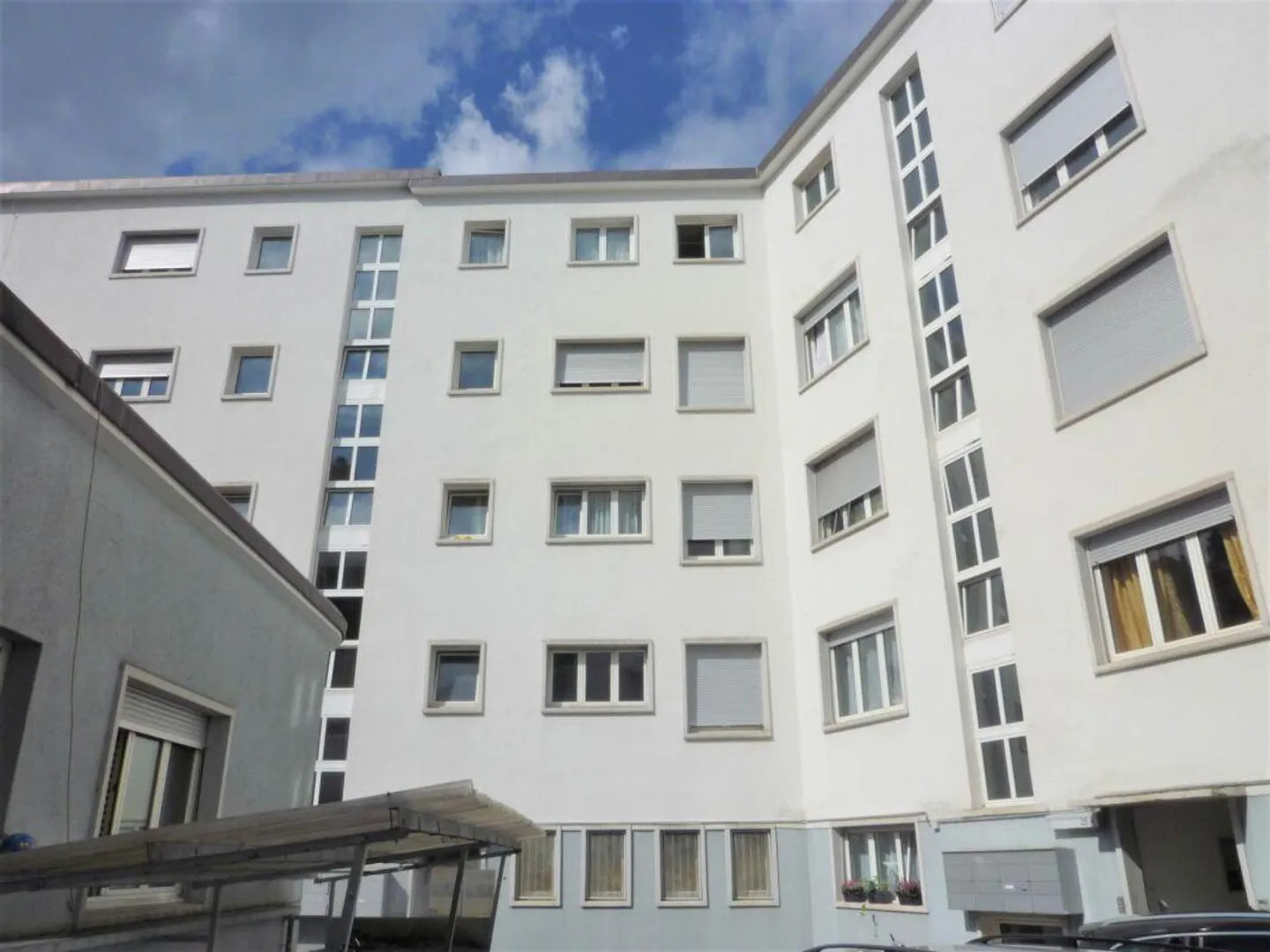 Appartamento in città a prezzi accessibili con cucina e bagno vintage, grandi finestre, stanze luminose, vetro fonoassorbente - Foto 1 di 13