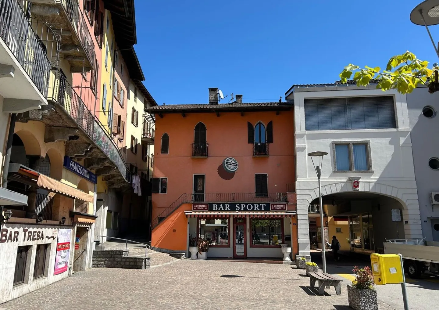 RENTAL PROPERTY / INVESTMENT - CONVERTIBLE INTO 3-4 APARTMENTS - Photo 2 of 8