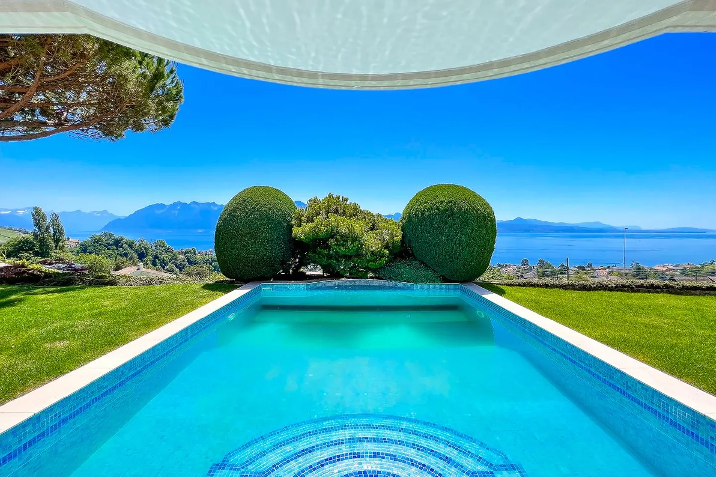 Exceptional Villa with Lake View - Photo 3 of 4