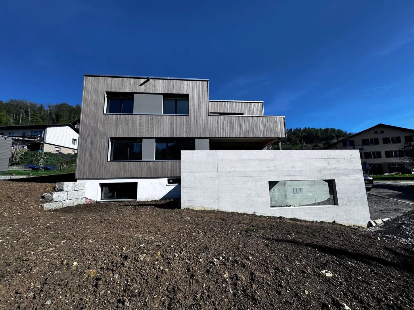 Maison individuelle de 4,5 pièces de haute qualité - Jardin avec vue dégagée, Carport + places de parking, 3 salles de bain - Photo 1 sur 31