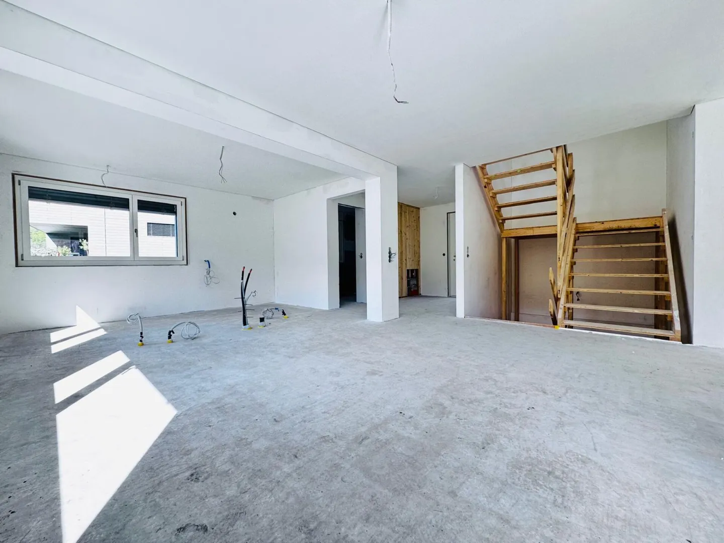 Maison individuelle de 4,5 pièces de haute qualité - Jardin avec vue dégagée, Carport + places de parking, 3 salles de bain - Photo 3 sur 31