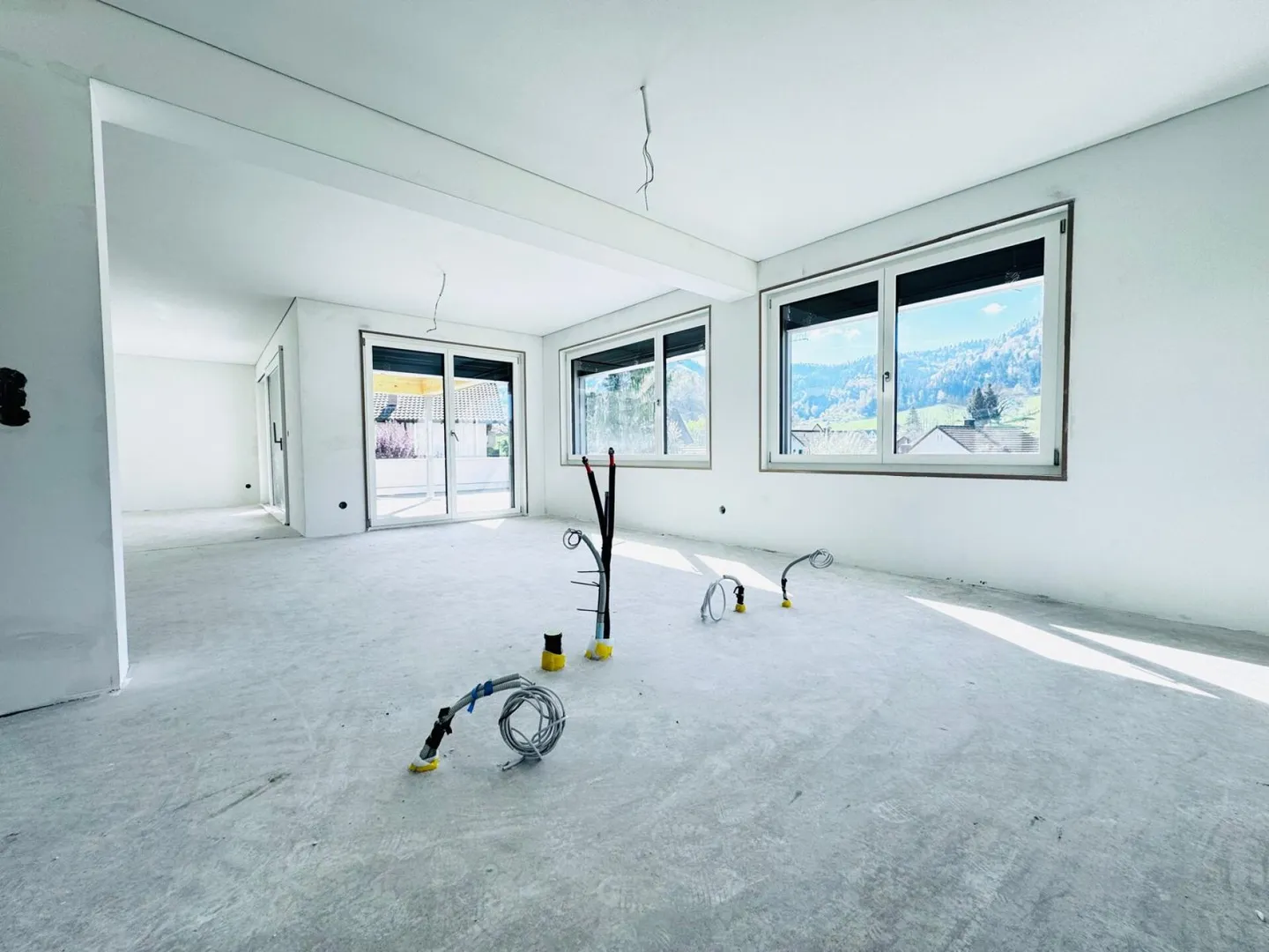 Maison individuelle de 4,5 pièces de haute qualité - Jardin avec vue dégagée, Carport + places de parking, 3 salles de bain - Photo 4 sur 31