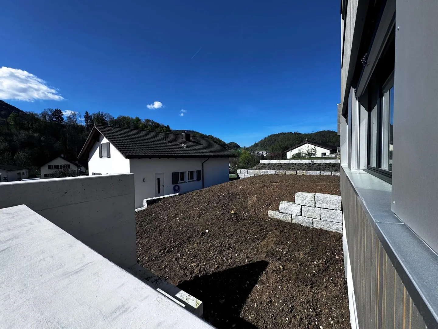 Maison individuelle de 4,5 pièces de haute qualité - Jardin avec vue dégagée, Carport + places de parking, 3 salles de bain - Photo 7 sur 31