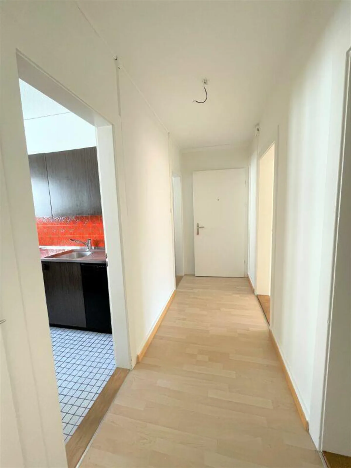 Appartamento in città a prezzi accessibili con cucina e bagno vintage, grandi finestre, stanze luminose, vetro fonoassorbente - Foto 7 di 13