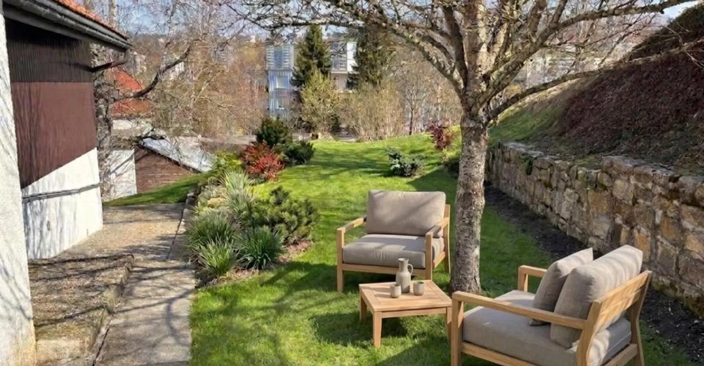 Schönes Familienhaus mit 6 großen Garagen - Foto 2 von 13