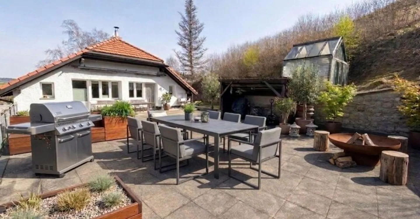 Schönes Familienhaus mit 6 großen Garagen - Foto 3 von 13