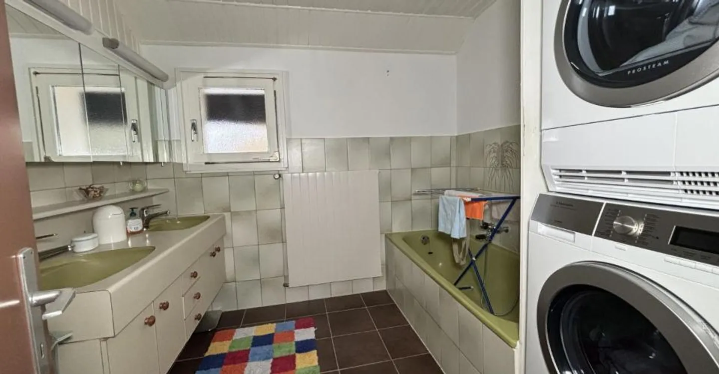 Schönes Familienhaus mit 6 großen Garagen - Foto 8 von 13