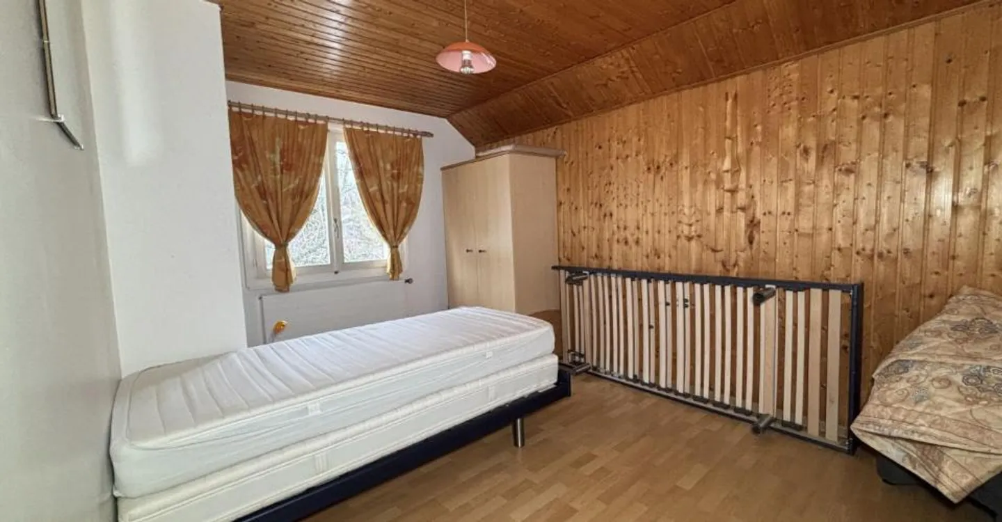 Schönes Familienhaus mit 6 großen Garagen - Foto 10 von 13