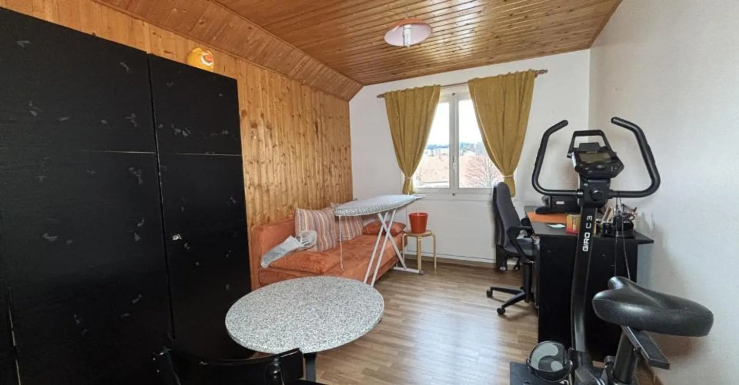 Schönes Familienhaus mit 6 großen Garagen - Foto 12 von 13