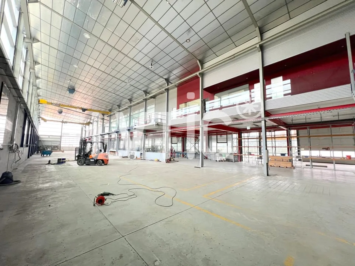 Industrial building, 3200 m2 offices for rent in Avry-sur-Matran - Photo 2 of 5