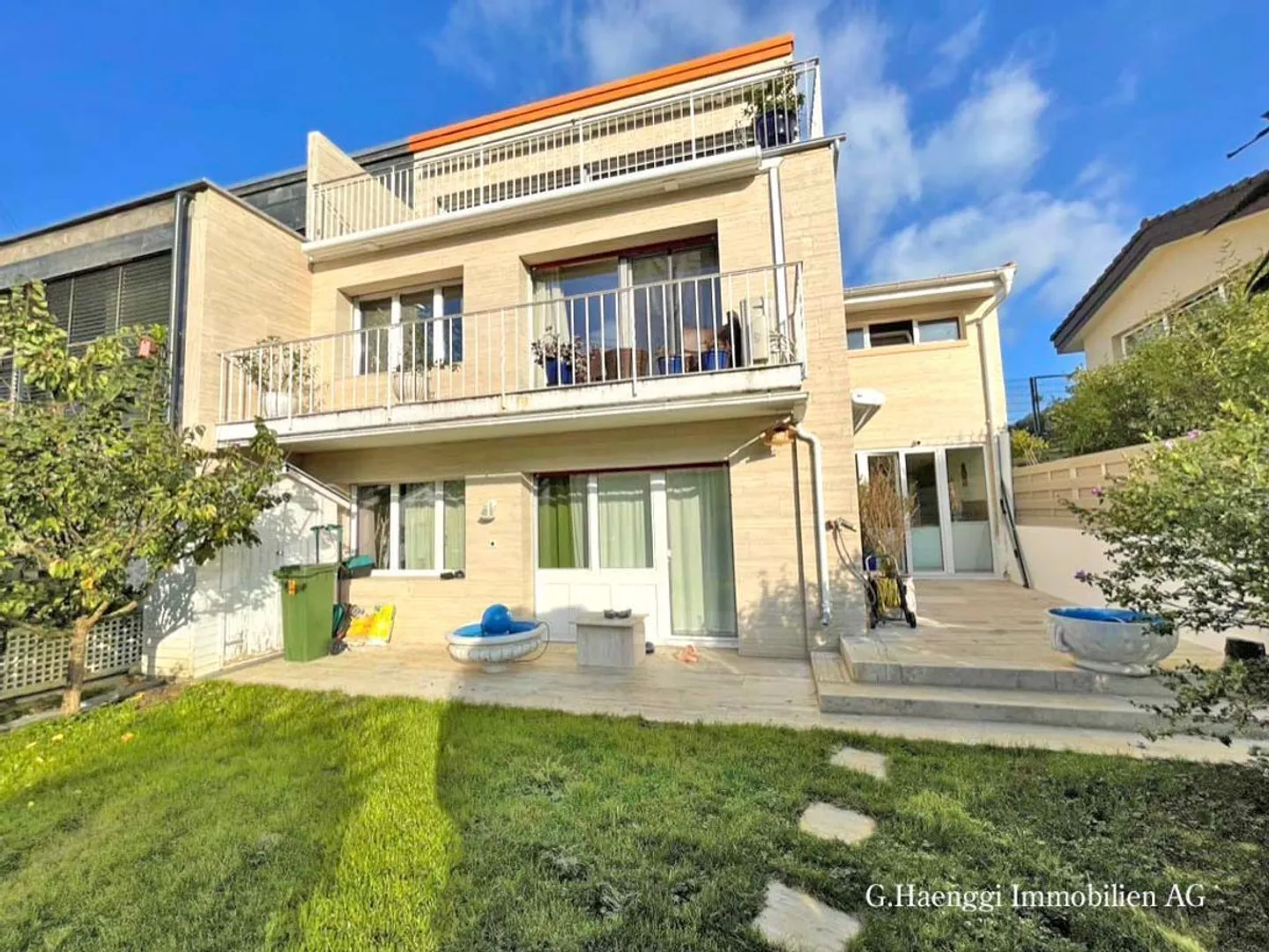 Charming Detached House with Garden - Photo 3 of 13