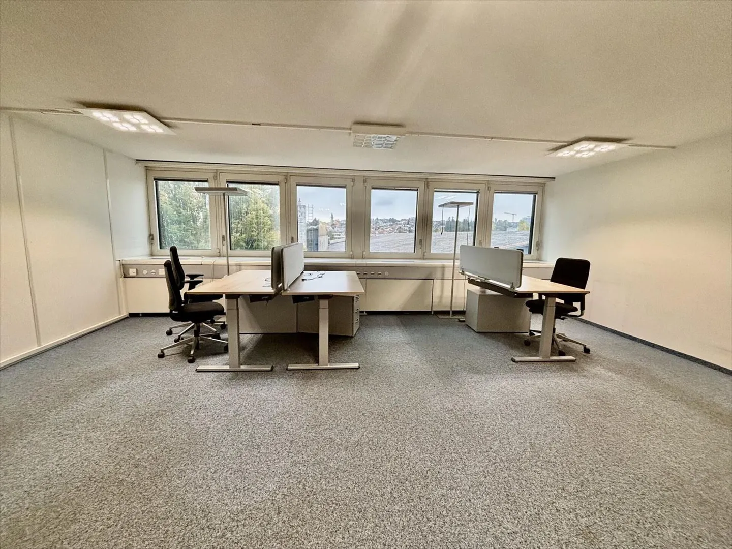 Last immediately available office 144 m2, many parking spaces and quick access to the highway. - Photo 5 of 10