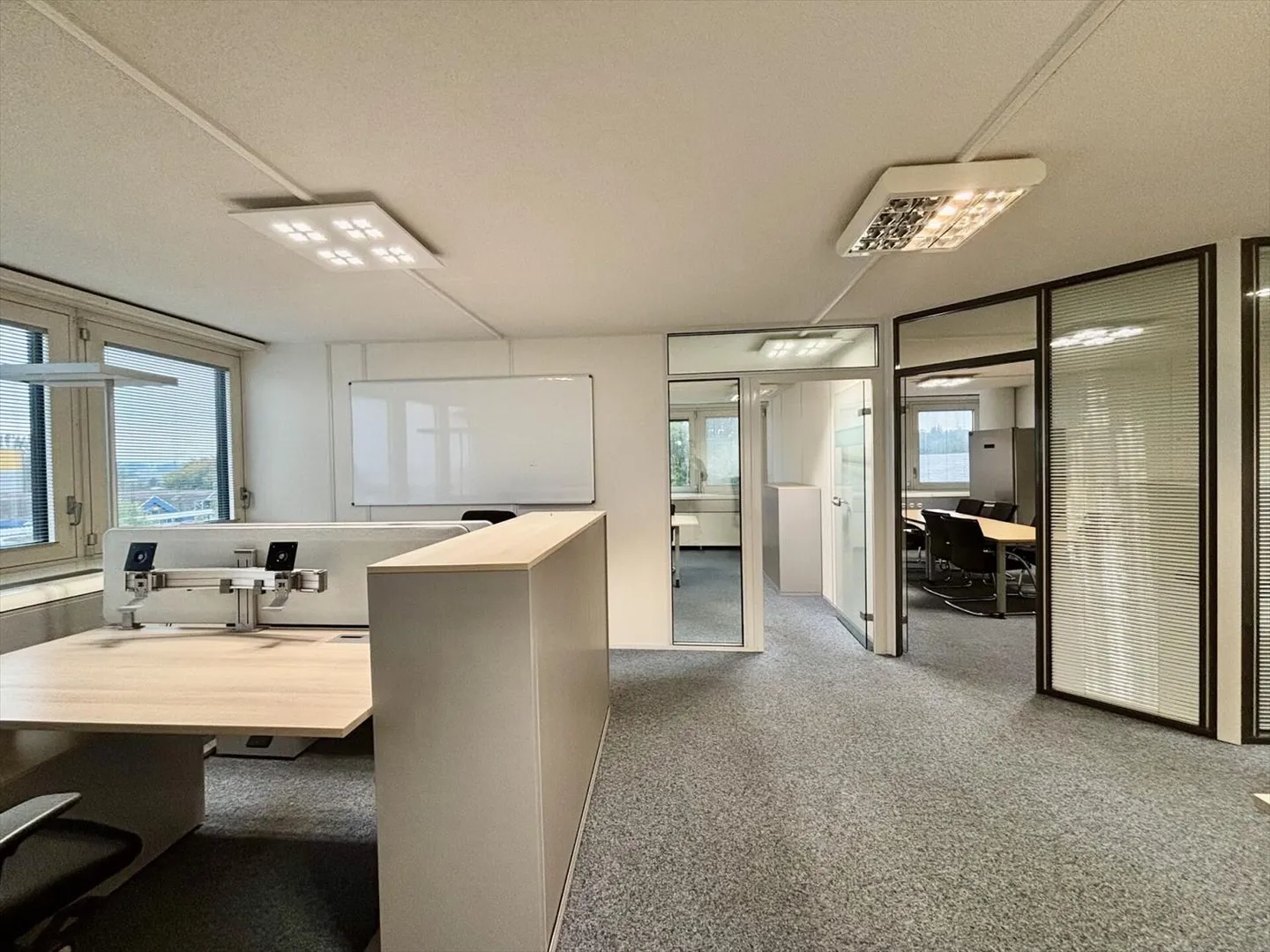Last immediately available office 144 m2, many parking spaces and quick access to the highway. - Photo 2 of 10
