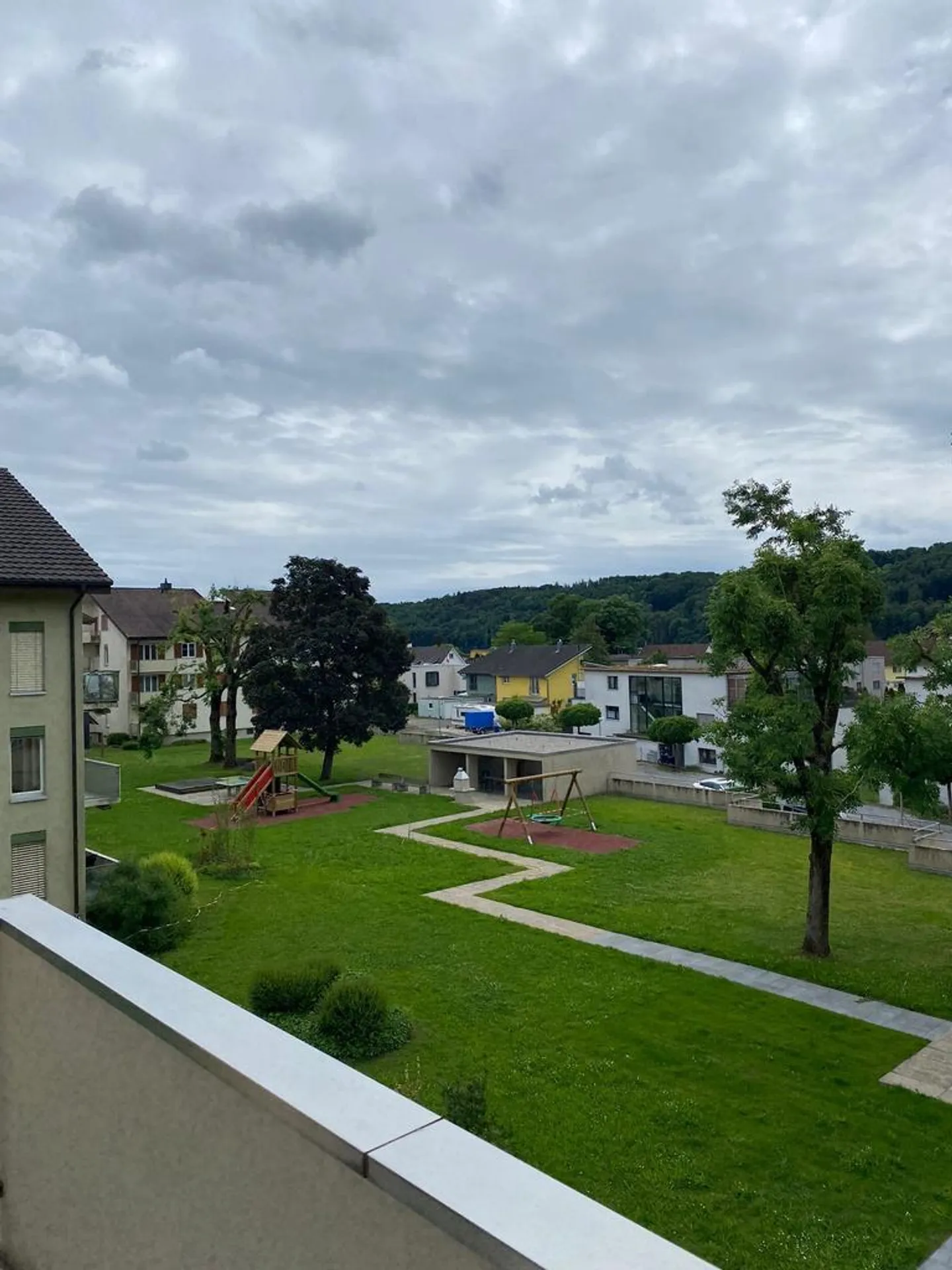 Vivre dans un quartier résidentiel ensoleillé et verdoyant - Photo 6 sur 8