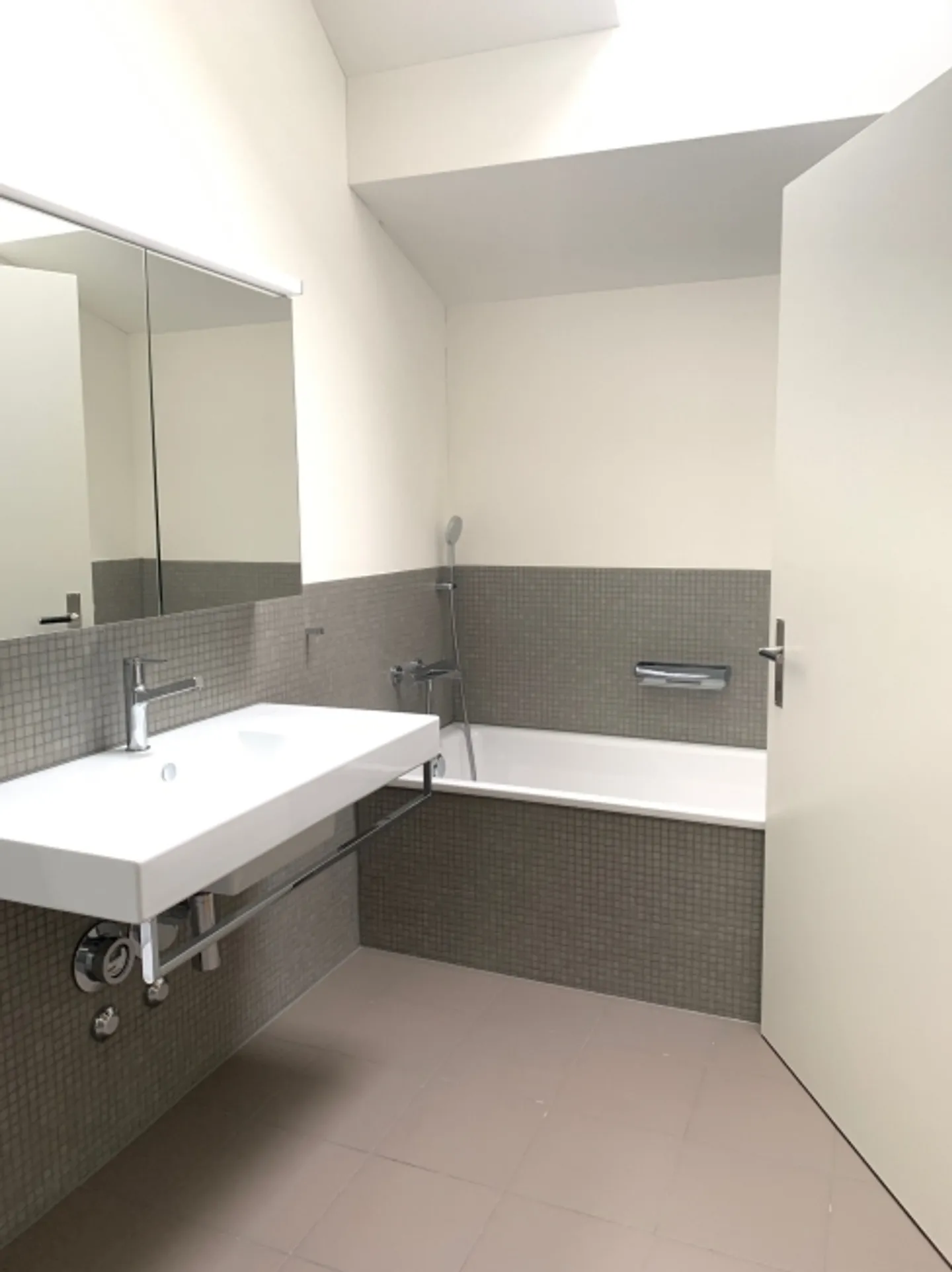 Stylish Apartment with City View - Photo 4 of 8