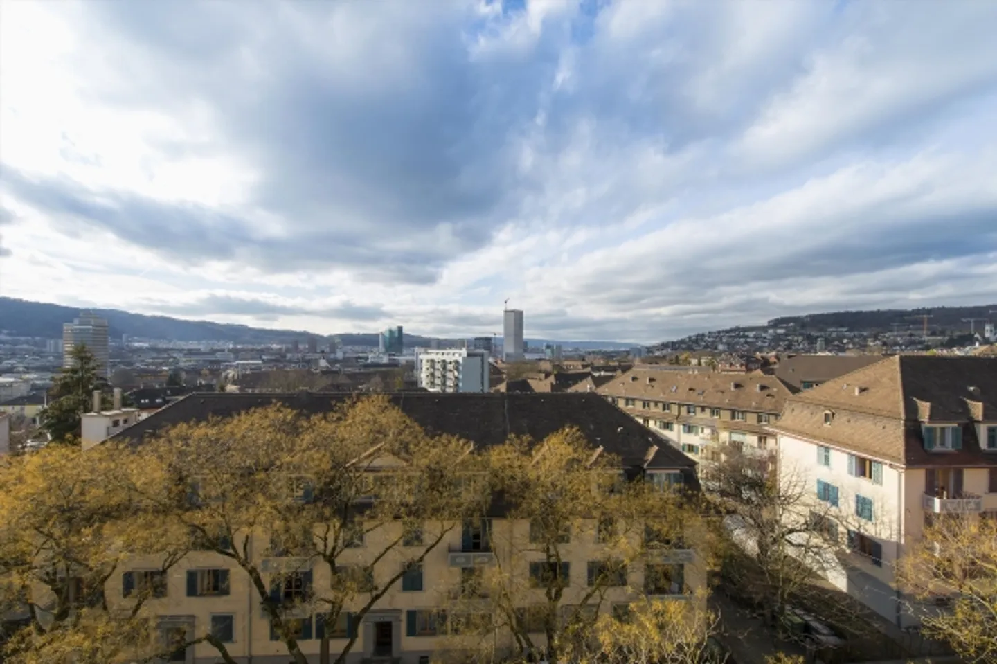 Stylish Apartment with City View - Photo 5 of 8