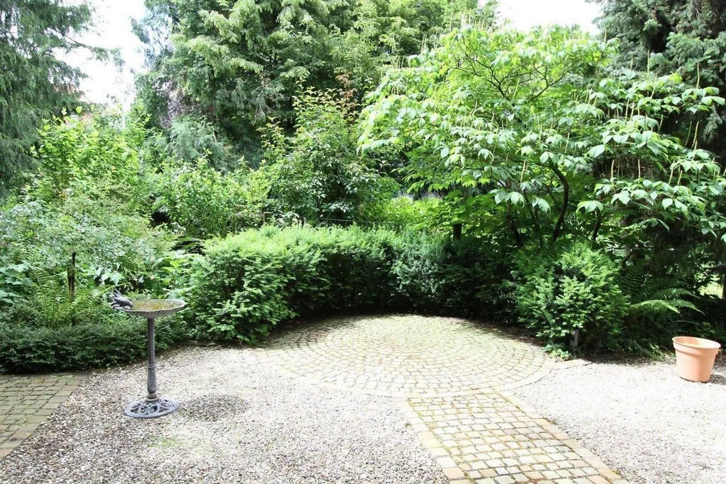 Garden apartment in quiet rear building - Photo 1 of 15