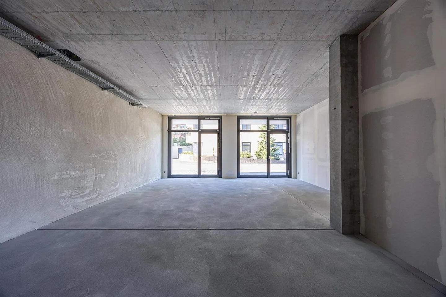 Spazio ufficio e commerciale moderno in affitto in una posizione centrale - Foto 7 di 9
