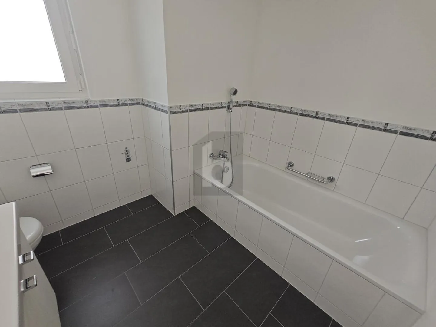 SPACIOUS LIVING AREA WITH LARGE KITCHEN - Photo 3 of 5