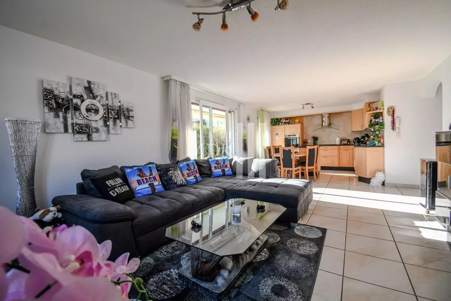 Appartement Charmant avec Terrasse - Photo 2 sur 9