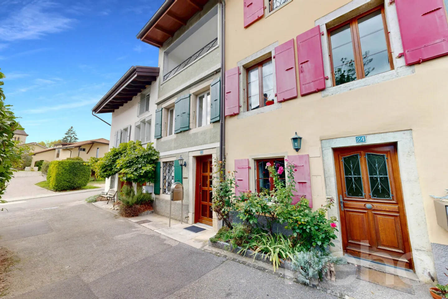 Incantevole casa a schiera su 3 piani con terrazza e bel giardino! - Foto 1 di 12