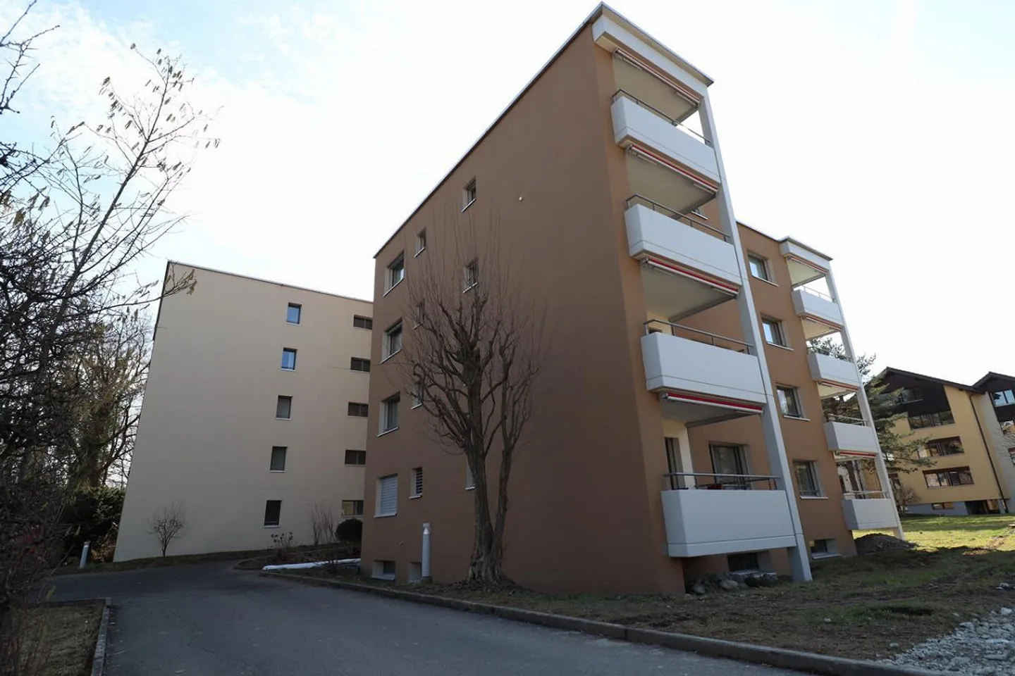 Appartement 2 1/2 pièces au 2ème étage avec balcon - Photo 2 sur 10