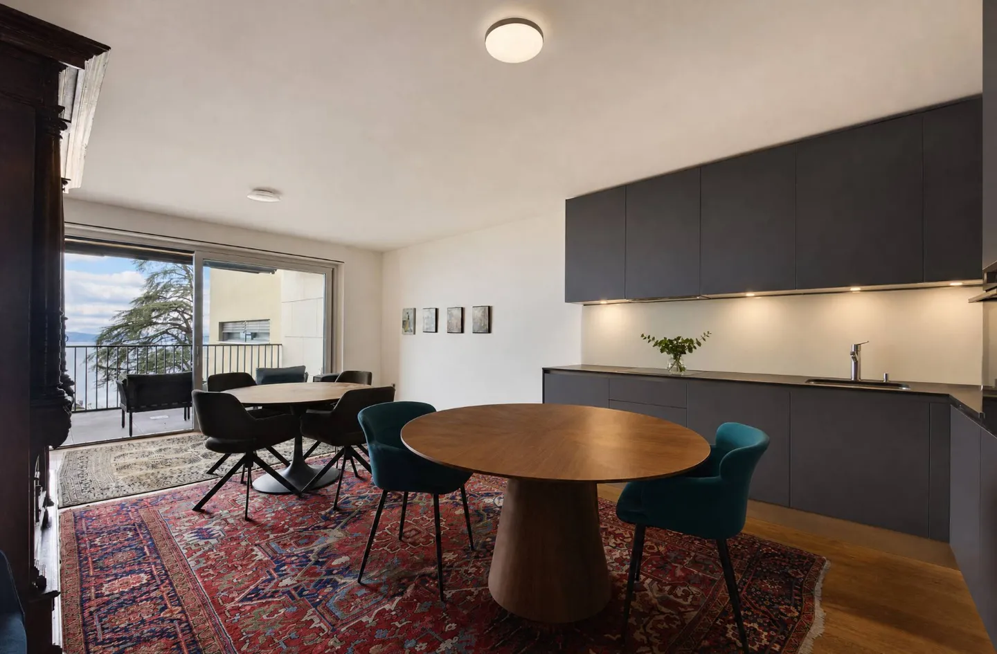 Luxury Apartment with Lake View - Photo 3 of 9