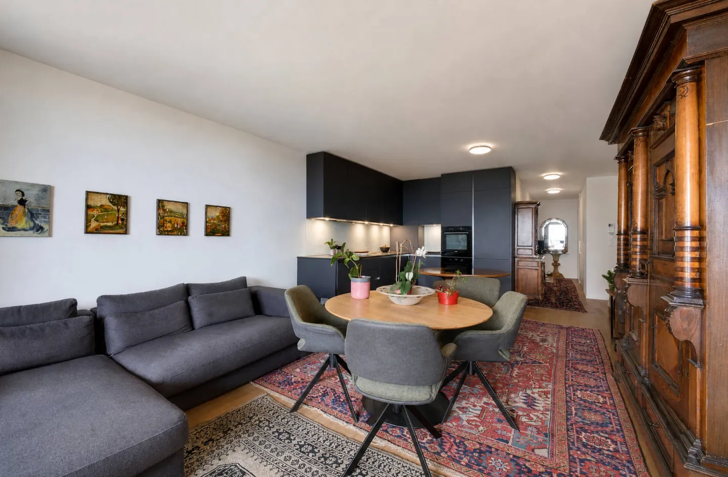Luxury Apartment with Lake View - Photo 4 of 9