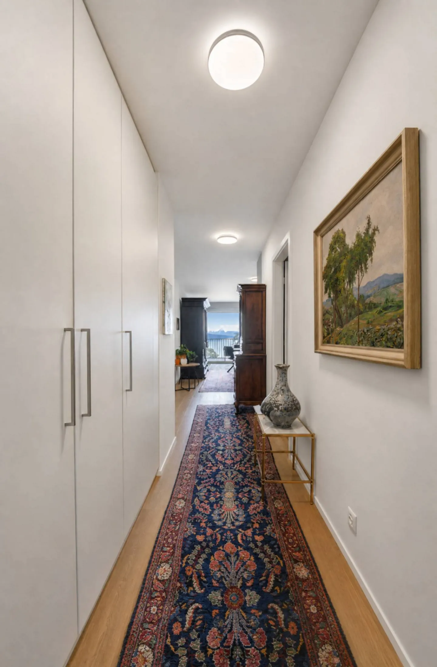 Luxury Apartment with Lake View - Photo 5 of 9