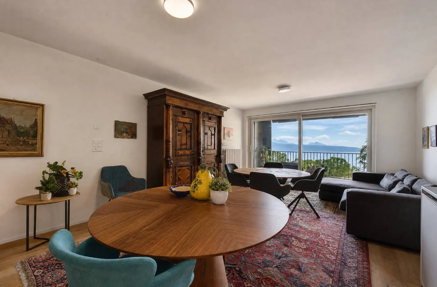 Luxury Apartment with Lake View - Photo 2 of 9
