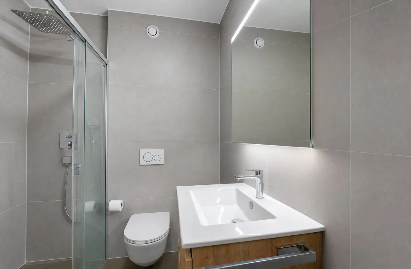 Luxury Apartment with Lake View - Photo 6 of 9