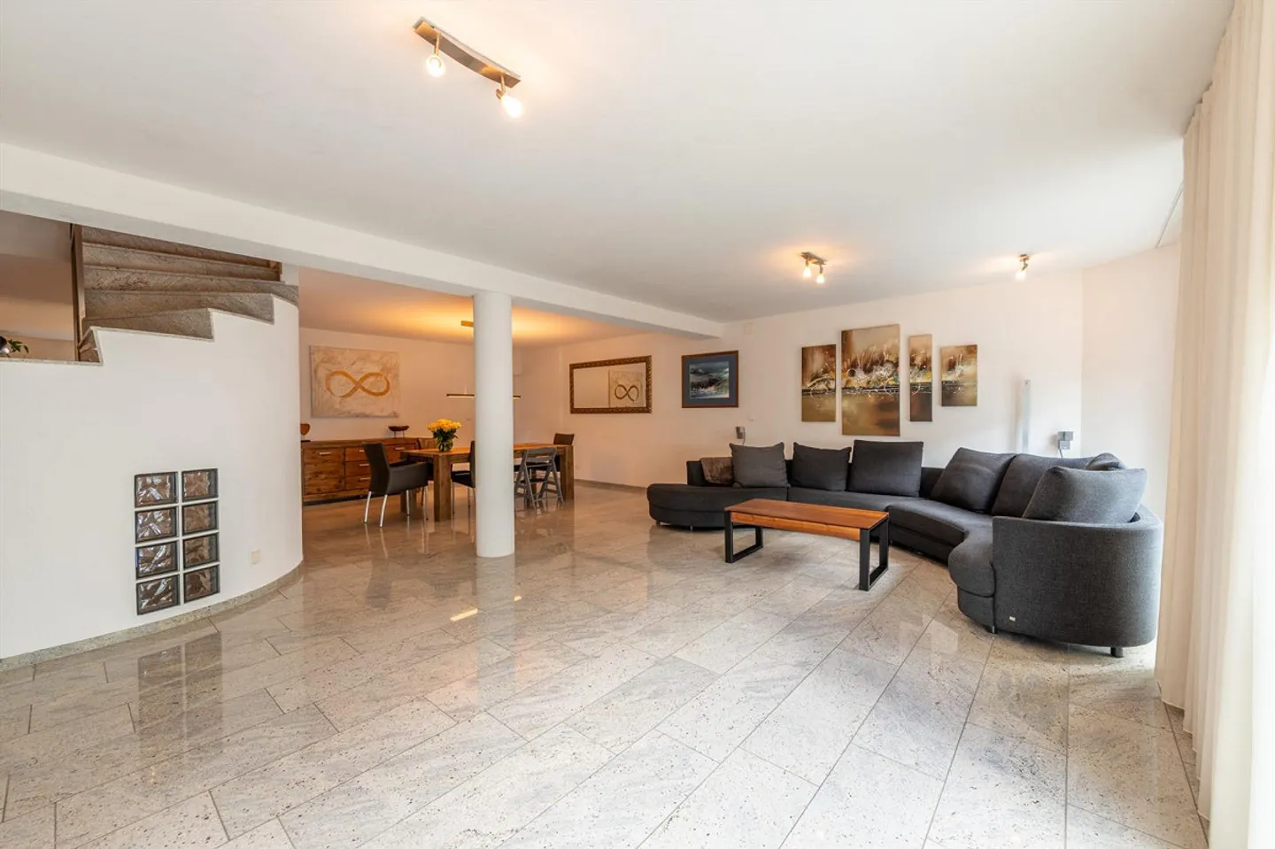 Geräumiges Familienhaus mit Garten - Foto 1 von 13
