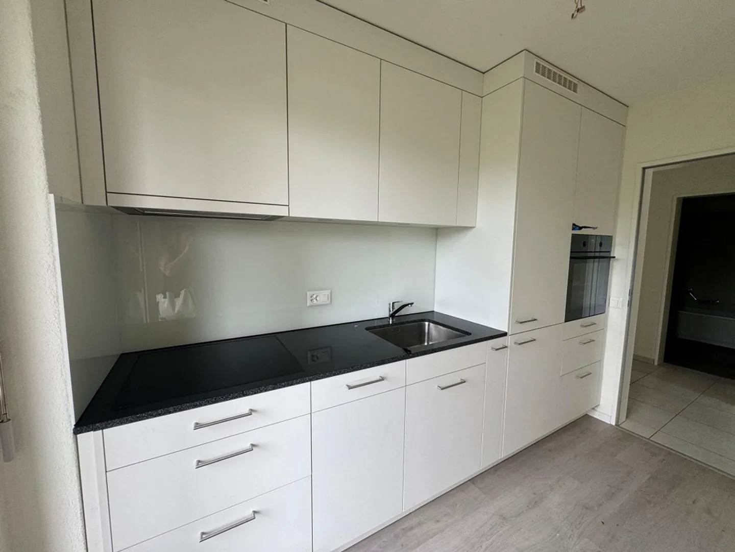 Renovated 2.5 Room Apartment in the Green - Photo 4 of 9