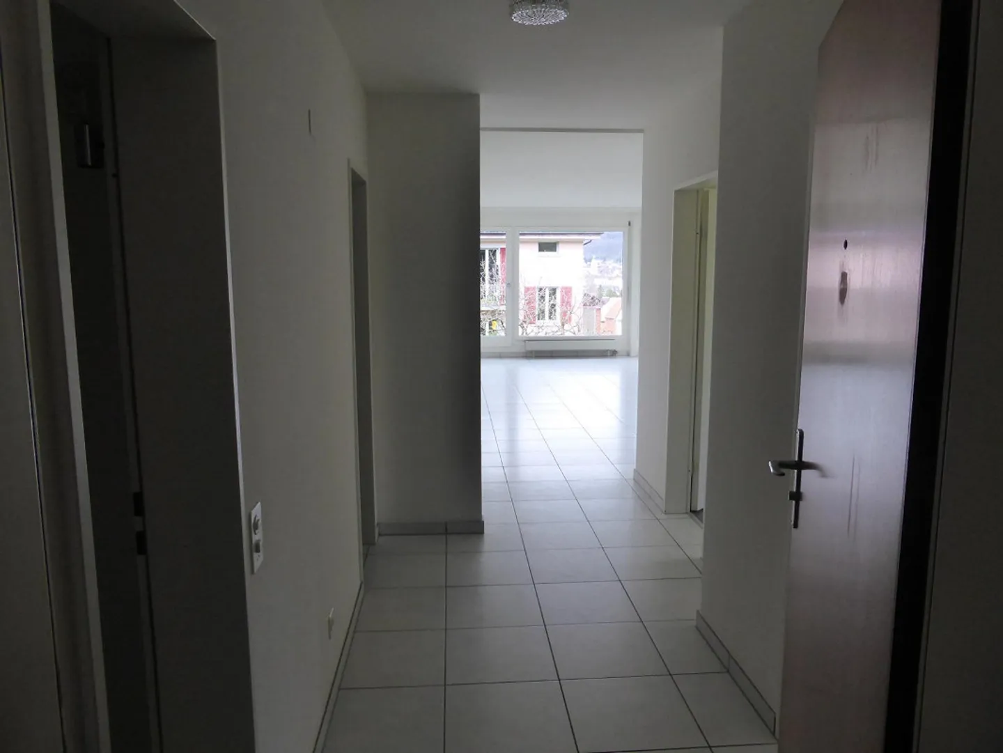Renovated 2.5 Room Apartment in the Green - Photo 5 of 9
