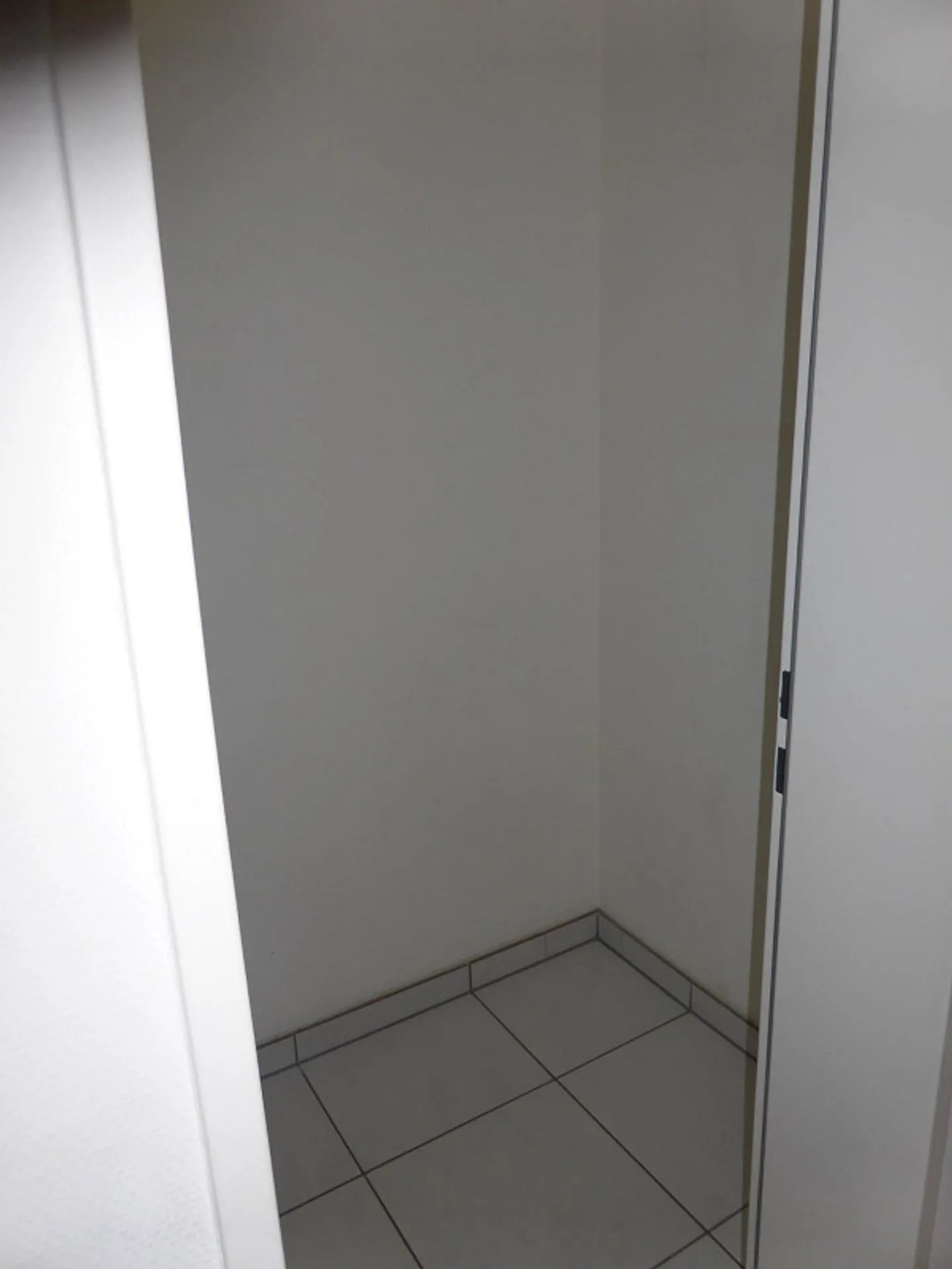 Renovated 2.5 Room Apartment in the Green - Photo 6 of 9