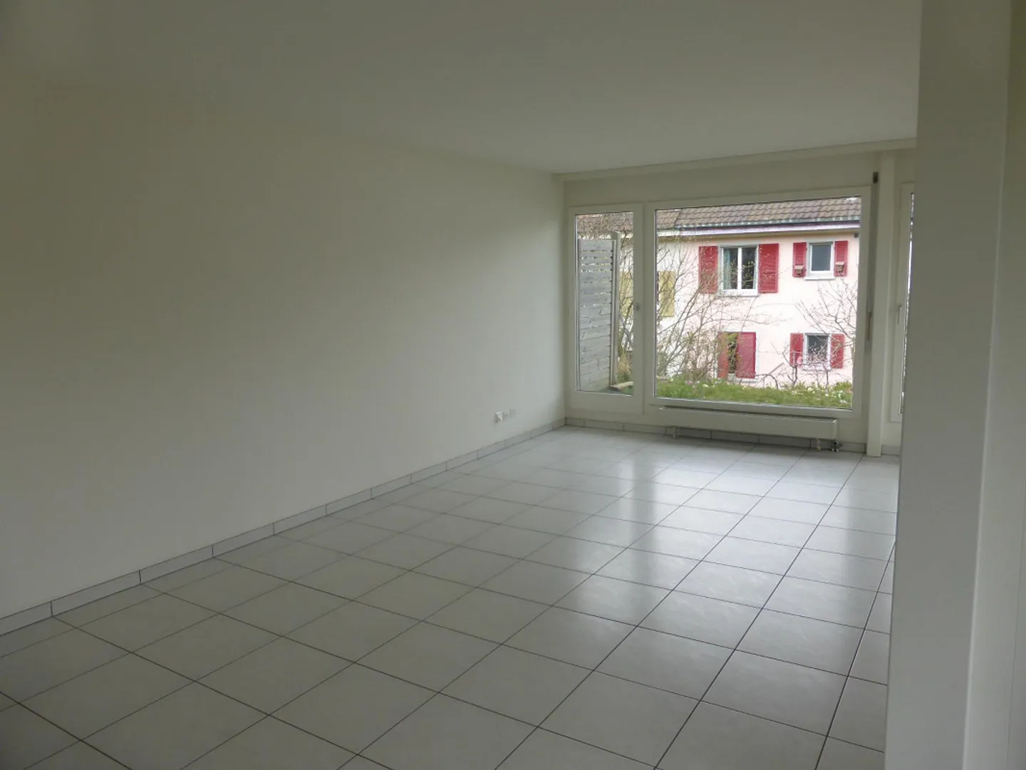Renovated 2.5 Room Apartment in the Green - Photo 9 of 9