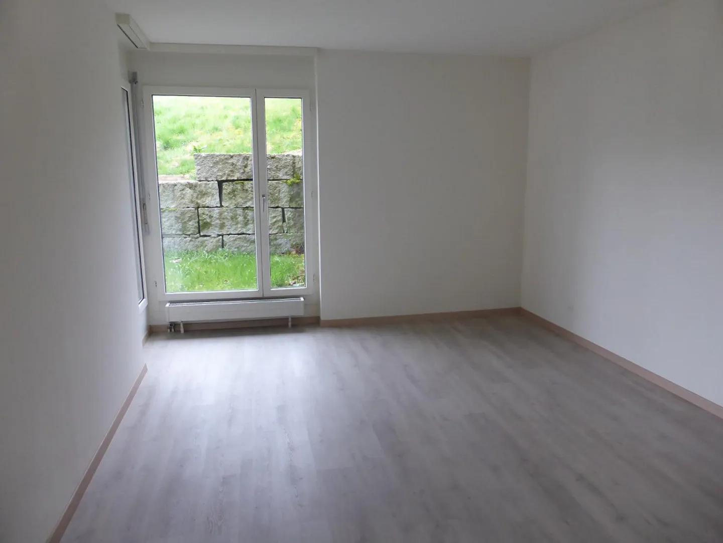 Renovated 2.5 Room Apartment in the Green - Photo 7 of 9