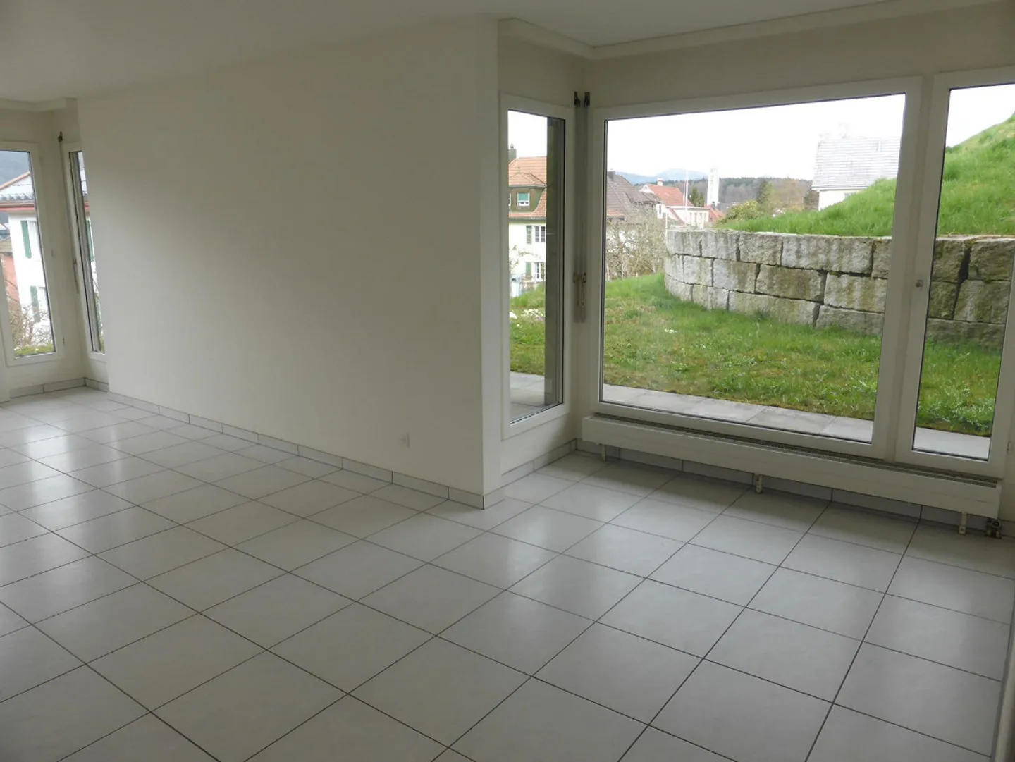 Renovated 2.5 Room Apartment in the Green - Photo 8 of 9