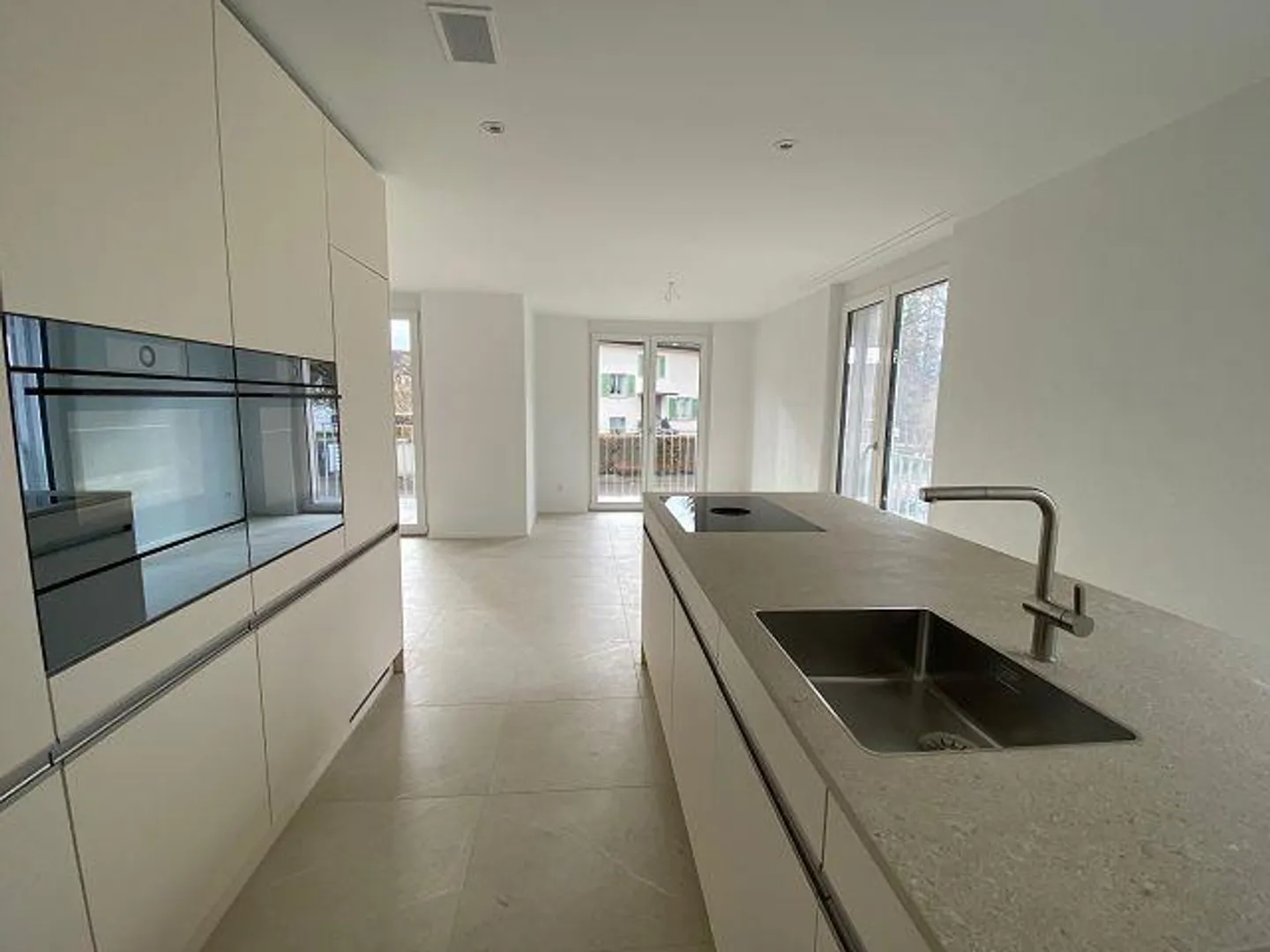 Appartement moderne de 4,5 pièces avec deux balcons spacieux - Photo 2 sur 12