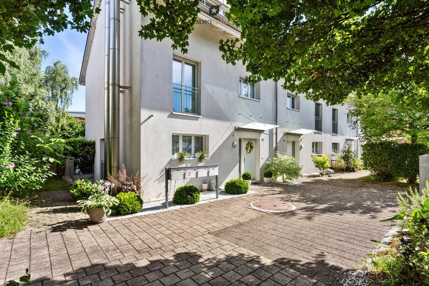 Casa a schiera angolare ben tenuta con terrazza e giardino in una posizione privilegiata. - Foto 3 di 10