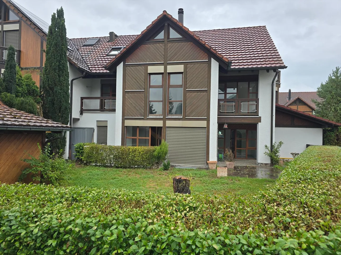 Gioiello architettonico con ampio spazio abitativo e comfort abitativo unico a Würenlingen - Casa a schiera di 8,5 stanze - Foto 2 di 13