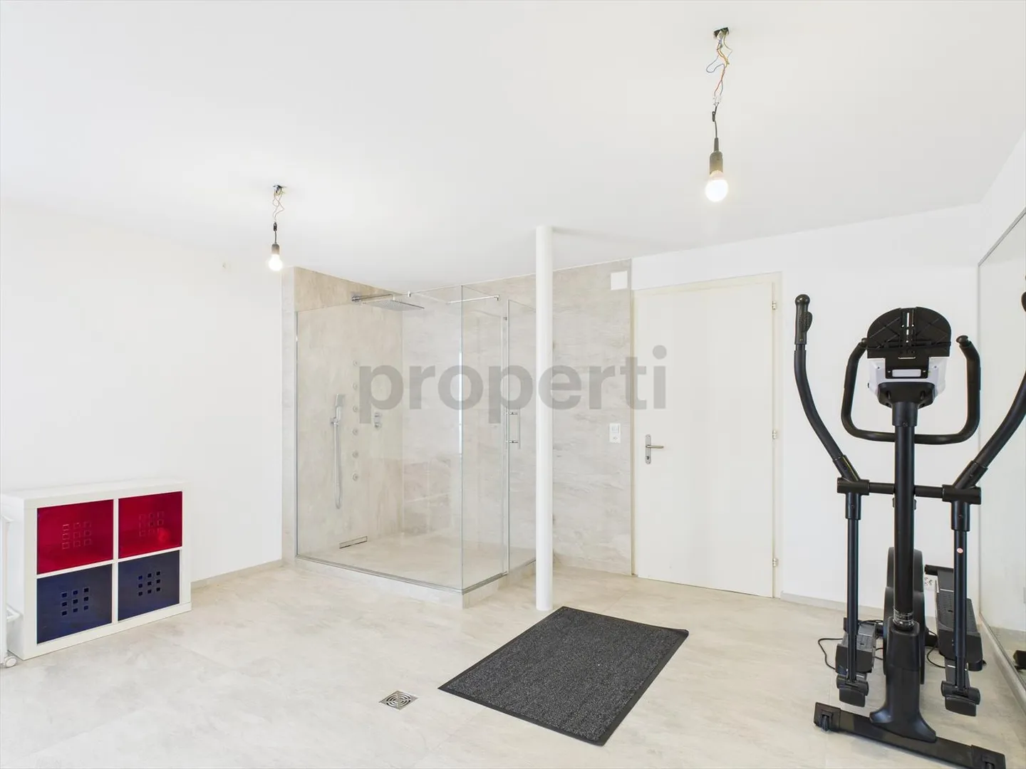 Gioiello architettonico con ampio spazio abitativo e comfort abitativo unico a Würenlingen - Casa a schiera di 8,5 stanze - Foto 11 di 13