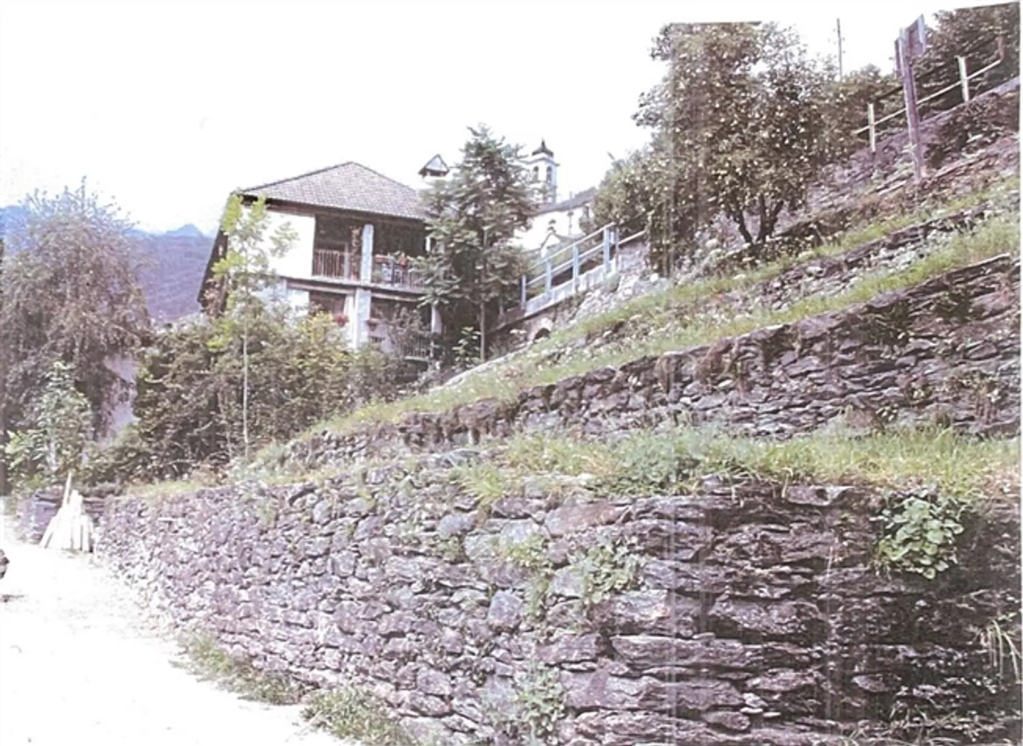Grundstück mit Projekt und Baugenehmigung für Mehrfamilienhaus - Foto 1 von 6