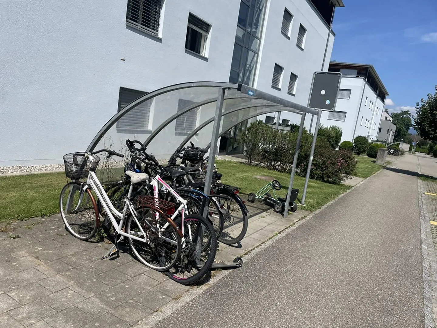 Ampio appartamento di 4,5 stanze con grande balcone - Foto 1 di 10