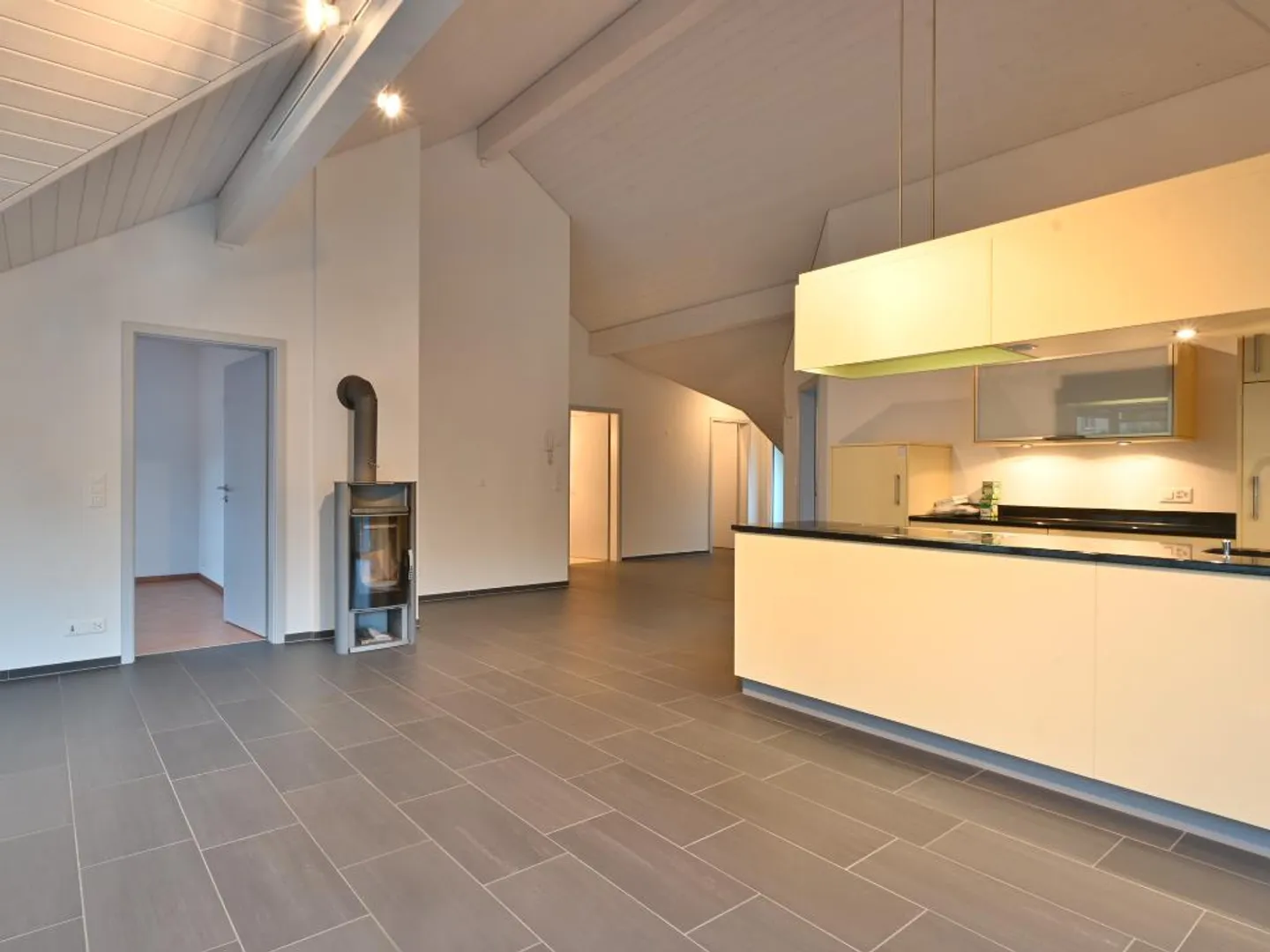 Gansingen: Ampio appartamento mansardato di 3,5 locali con balcone, camino e parcheggio - Foto 3 di 13