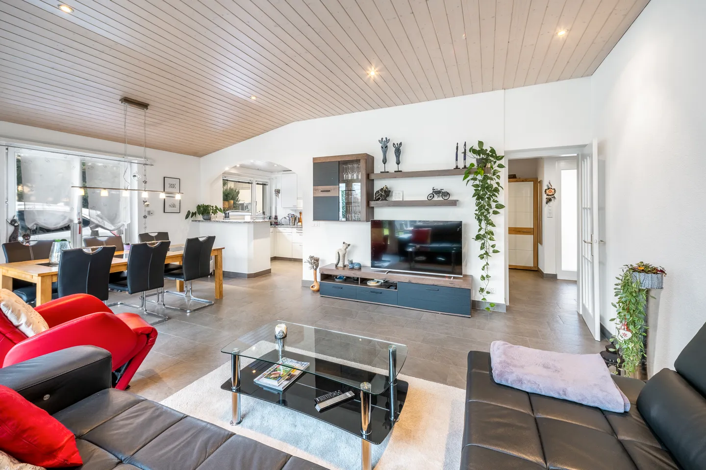 Charming 5.5–7.5 Room Single-Family House with Sunny Garden - Photo 9 of 10